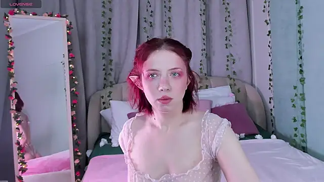 Snapshot of Love_is_Lola chatting on February 2025 01:11:01 AM Love is Lola online show from February 2025 01:11:01 AM
