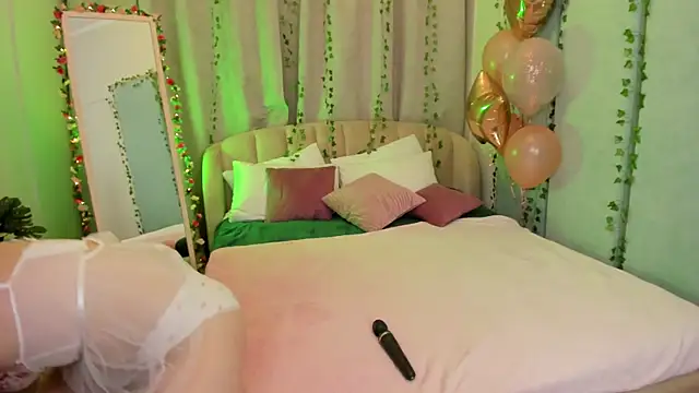 Snapshot of Love_is_Lola chatting on March 2025 01:11:01 AM Love is Lola online show from March 2025 01:11:01 AM