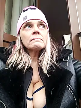 Snapshot of hugebobbs chatting on March 2025 02:26:02 PM hugebobbs online show from March 2025 02:26:02 PM