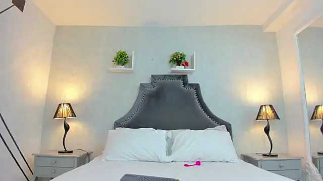 Snapshot of AnntoniaWood chatting on December 2024 01:03:01 PM AnntoniaWood online show from December 2024 01:03:01 PM