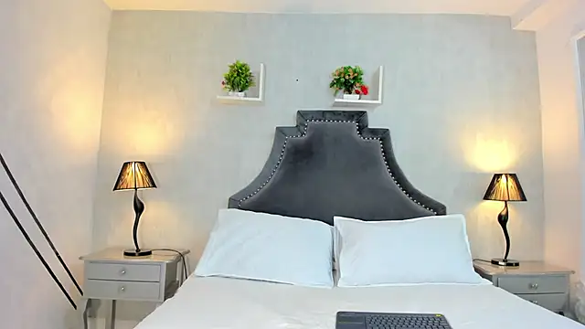 Snapshot of AnntoniaWood chatting on December 2024 01:07:02 PM AnntoniaWood online show from December 2024 01:07:02 PM