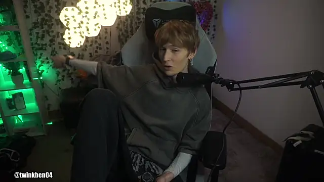 Snapshot of twinkben chatting on October 2025 09:00:02 PM twinkben online show from October 2025 09:00:02 PM