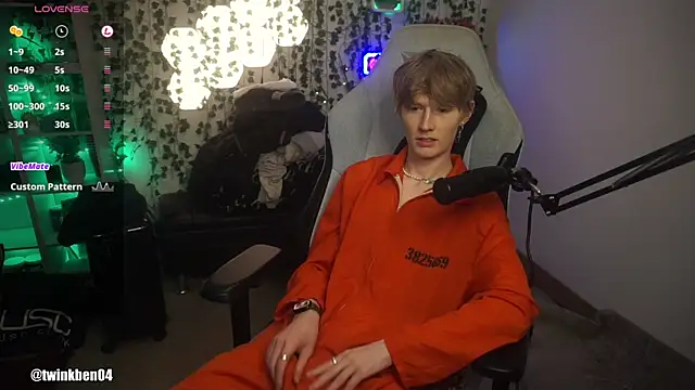 Snapshot of twinkben chatting on October 2025 08:18:01 PM twinkben online show from October 2025 08:18:01 PM