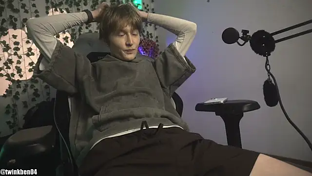 Snapshot of twinkben chatting on October 2025 07:58:01 PM twinkben online show from October 2025 07:58:01 PM