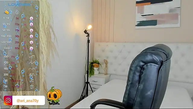 Snapshot of LOISE-XX chatting on October 2025 04:23:02 AM LOISE-XX online show from October 2025 04:23:02 AM