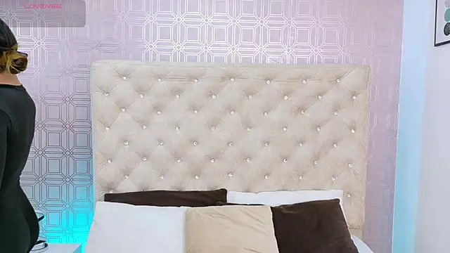 Snapshot of Sara_Desire chatting on October 2025 12:25:02 PM Sara Desire online show from October 2025 12:25:02 PM