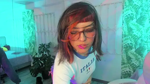 Snapshot of cute_hollywood chatting on November 2025 08:52:01 PM cute hollywood online show from November 2025 08:52:01 PM