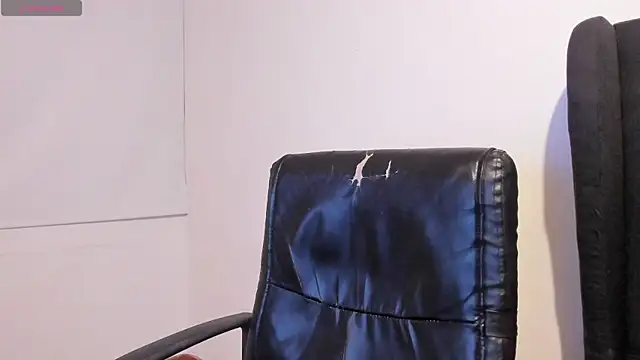 Snapshot of EmaGw chatting on October 2025 12:00:02 AM EmaGw online show from October 2025 12:00:02 AM