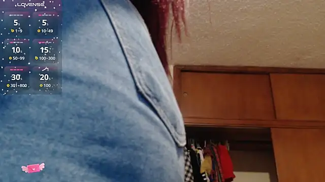 Snapshot of EmaGw chatting on November 2025 10:42:02 PM EmaGw online show from November 2025 10:42:02 PM