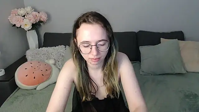 Mini Diva online show from November 2025 09:33:02 AM