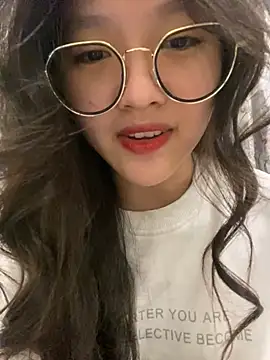 Snapshot of Krixxi22 chatting on December 2024 03:47:02 PM Krixxi22 online show from December 2024 03:47:02 PM