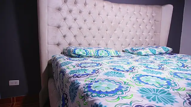 nichole bree  online show from October 2025 11:01:01 AM