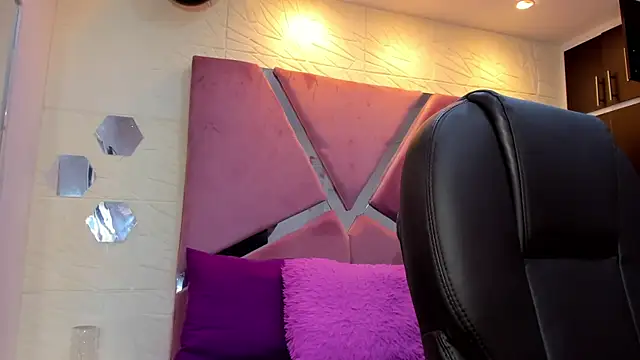 Charlotte Ice1 online show from November 2025 04:29:02 PM