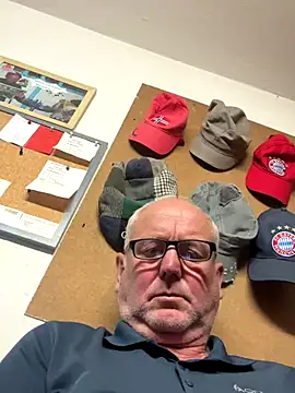 Snapshot of oldgayman chatting on October 2025 02:14:02 PM oldgayman online show from October 2025 02:14:02 PM