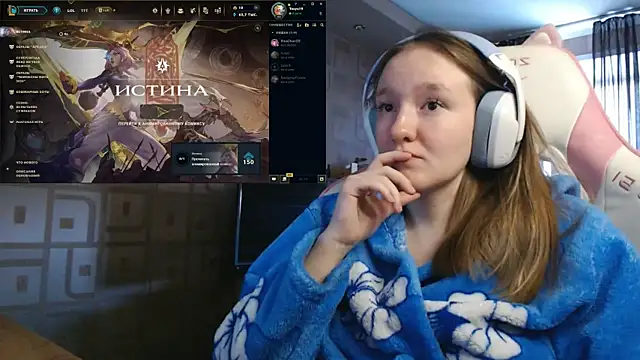 Snapshot of MoonlishSiren chatting on September 2025 12:21:02 PM MoonlishSiren online show from September 2025 12:21:02 PM