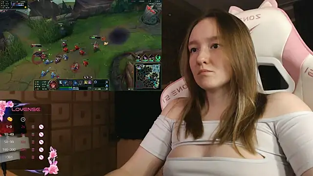 Snapshot of MoonlishSiren chatting on October 2025 07:12:02 PM MoonlishSiren online show from October 2025 07:12:02 PM