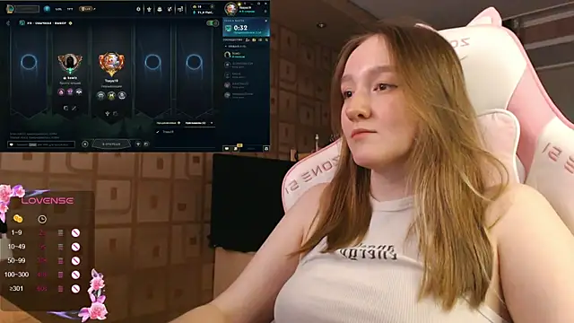 Snapshot of MoonlishSiren chatting on October 2025 08:53:02 PM MoonlishSiren online show from October 2025 08:53:02 PM