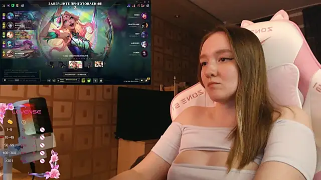 Snapshot of MoonlishSiren chatting on October 2025 09:04:02 PM MoonlishSiren online show from October 2025 09:04:02 PM