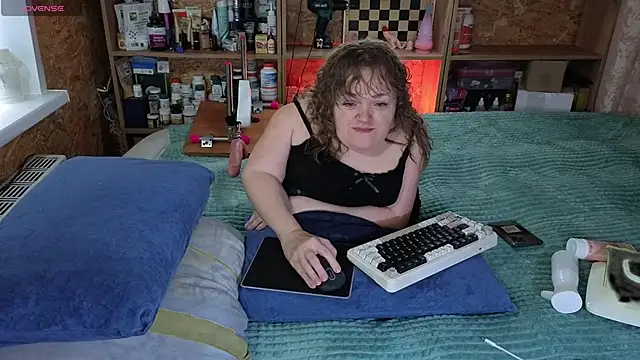 Snapshot of MiniNatalie chatting on November 2025 06:24:02 AM MiniNatalie online show from November 2025 06:24:02 AM