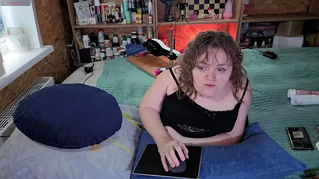 Snapshot of MiniNatalie chatting on November 2025 05:28:02 AM MiniNatalie online show from November 2025 05:28:02 AM