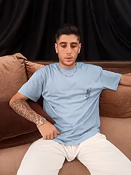 Snapshot of arenn1997 chatting on October 2025 12:05:01 PM arenn1997 online show from October 2025 12:05:01 PM