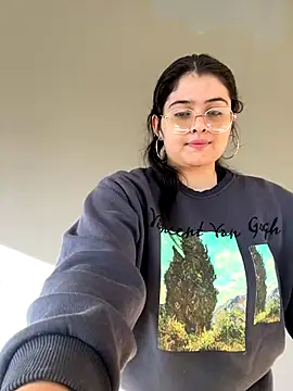 Stephania 18 online show from September 2025 12:26:01 PM