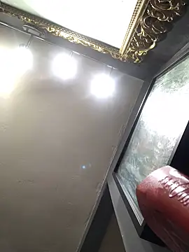 Snapshot of valleyoneofakind chatting on February 2025 06:37:01 AM valleyoneofakind online show from February 2025 06:37:01 AM