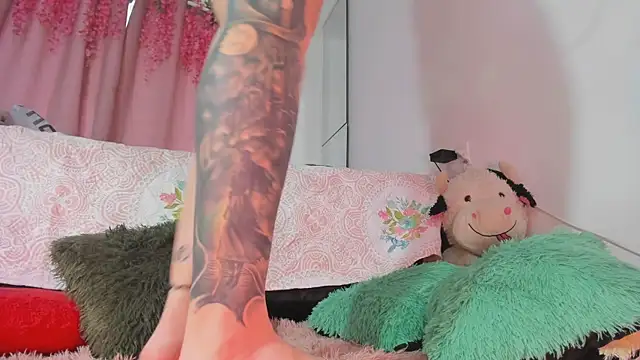 Snapshot of msschloee_ chatting on October 2025 10:30:01 PM msschloee online show from October 2025 10:30:01 PM