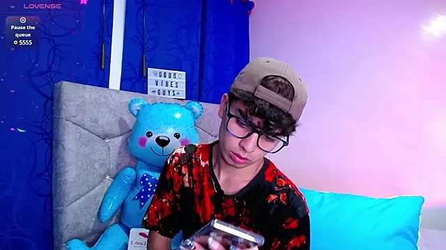 OwenBluee online show from December 2024 04:48:02 AM