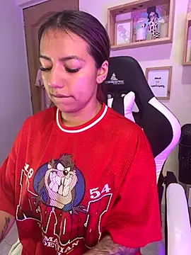 Snapshot of Ivann4 chatting on November 2025 06:18:01 PM Ivann4 online show from November 2025 06:18:01 PM