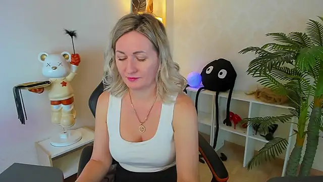 AriFleow online show from October 2025 11:33:02 AM