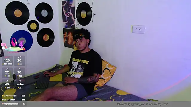 Snapshot of MissKorah chatting on March 2025 04:27:01 AM MissKorah online show from March 2025 04:27:01 AM