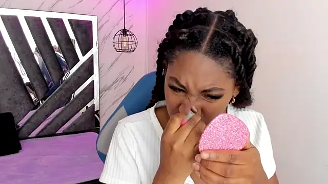 Snapshot of Queen_perla_ chatting on October 2025 12:23:02 PM Queen perla online show from October 2025 12:23:02 PM