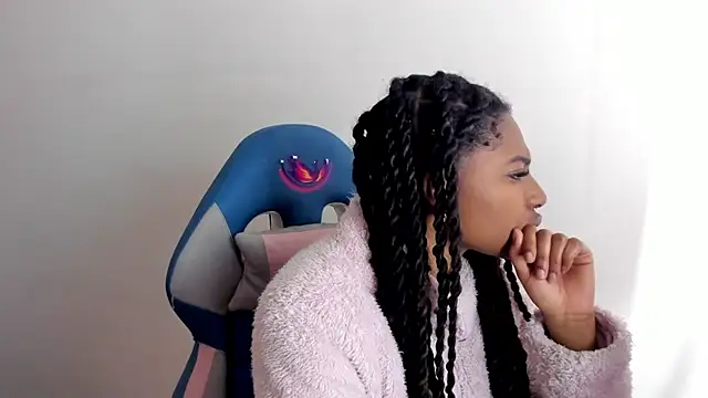 Snapshot of Queen_perla_ chatting on November 2025 12:07:02 PM Queen perla online show from November 2025 12:07:02 PM