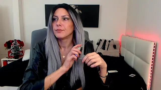 EvelynQueenn online show from December 2024 06:11:01 AM