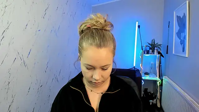 holly xglam online show from October 2025 05:08:01 PM