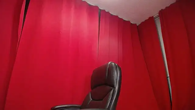 Snapshot of LaraFire chatting on September 2025 09:46:01 AM LaraFire online show from September 2025 09:46:01 AM