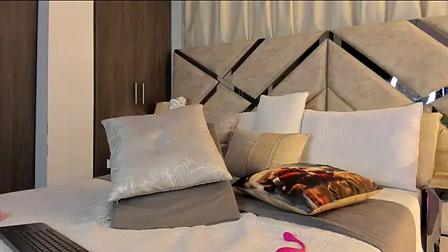 HaileyBaldwin online show from December 2024 11:53:01 PM