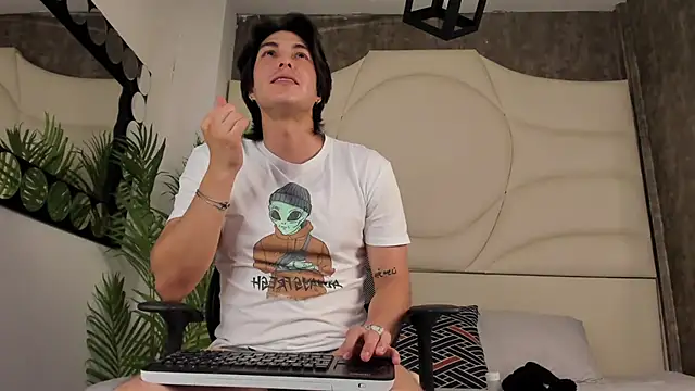 Snapshot of Karimferrer chatting on October 2025 07:37:01 PM Karimferrer online show from October 2025 07:37:01 PM