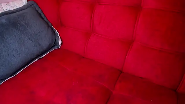 Snapshot of ohpetitemuse chatting on December 2024 05:13:01 PM ohpetitemuse online show from December 2024 05:13:01 PM