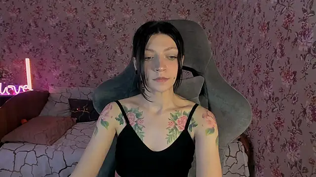 Snapshot of Lolly_Haze chatting on November 2025 04:00:01 AM Lolly Haze online show from November 2025 04:00:01 AM