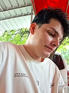 Snapshot of _Ottis_ chatting on October 2025 03:55:02 PM Ottis online show from October 2025 03:55:02 PM