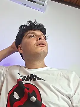 Snapshot of _Ottis_ chatting on October 2025 03:54:02 AM Ottis online show from October 2025 03:54:02 AM