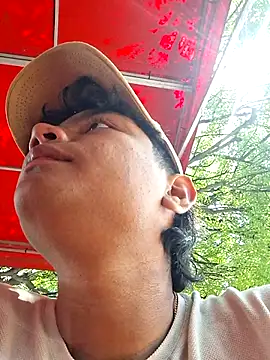 Snapshot of _Ottis_ chatting on November 2025 04:29:01 PM Ottis online show from November 2025 04:29:01 PM