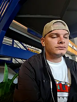 Snapshot of _Ottis_ chatting on November 2025 04:08:02 PM Ottis online show from November 2025 04:08:02 PM