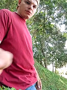 Snapshot of _Ottis_ chatting on November 2025 03:23:02 PM Ottis online show from November 2025 03:23:02 PM