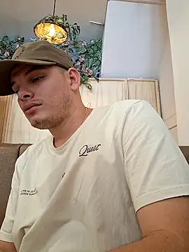 Snapshot of _Ottis_ chatting on November 2025 04:07:02 PM Ottis online show from November 2025 04:07:02 PM