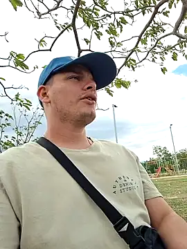 Snapshot of _Ottis_ chatting on November 2025 07:45:01 PM Ottis online show from November 2025 07:45:01 PM