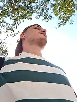 Snapshot of _Ottis_ chatting on November 2025 07:57:02 PM Ottis online show from November 2025 07:57:02 PM