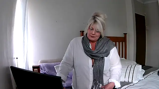 Snapshot of Miahotmilf chatting on December 2024 05:11:01 PM Miahotmilf online show from December 2024 05:11:01 PM